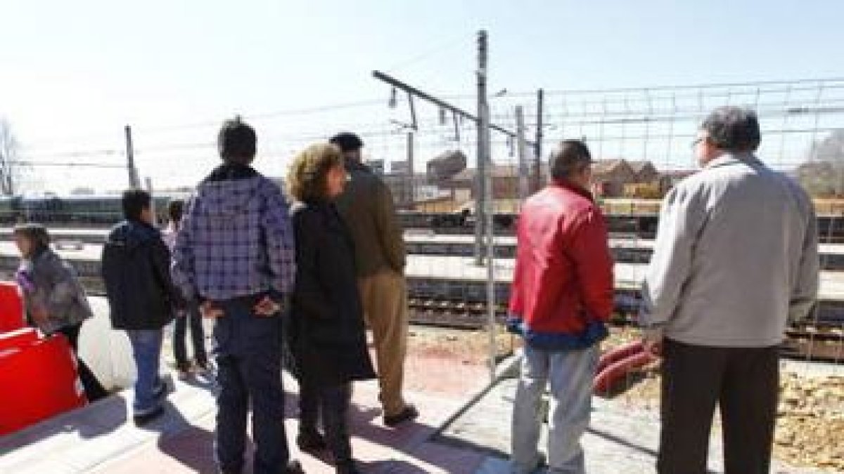 Numerosos leoneses se trasladaron ayer hasta el entorno de la nueva estación para seguir las obras.