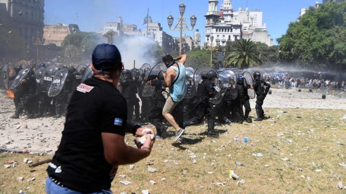 Choques entre policía y manifestantes contra el recorte de las pensiones en Buenos Aires.