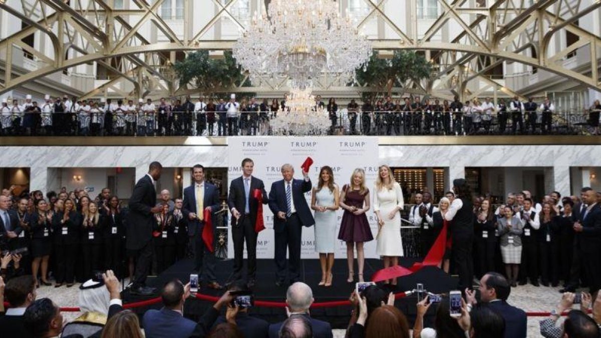 Donald Trump acompañado de su familia durante la inauguración del hotel en Washington.