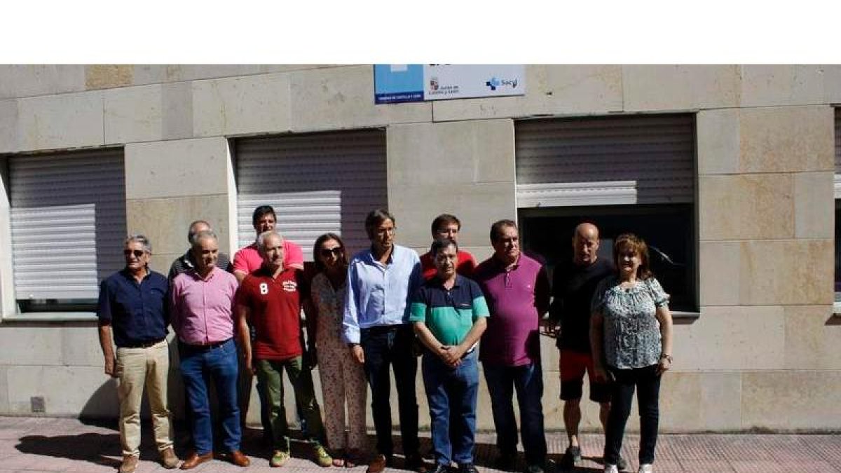 Concentración de alcaldes y concejales de la comarca frente al centro de salud de Boñar. CAMPOS