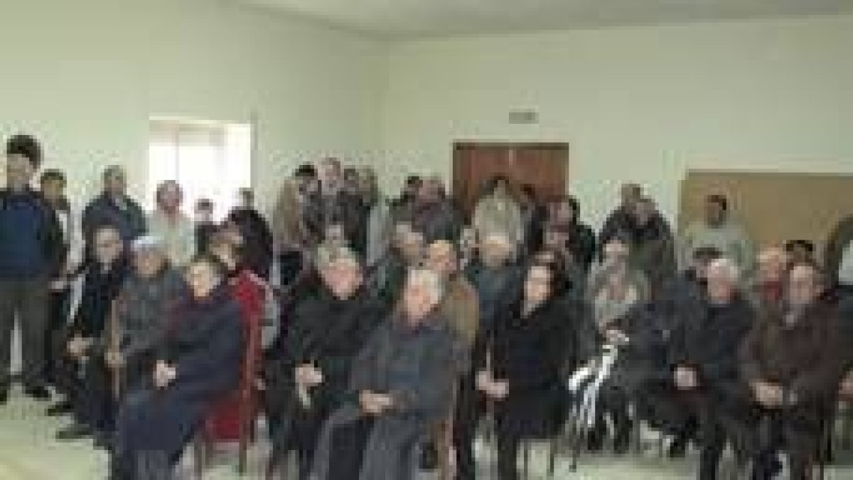 Los vecinos de Nogarejas escuchan las explicaciones sobre el proceso, en el concejo celebrado ayer