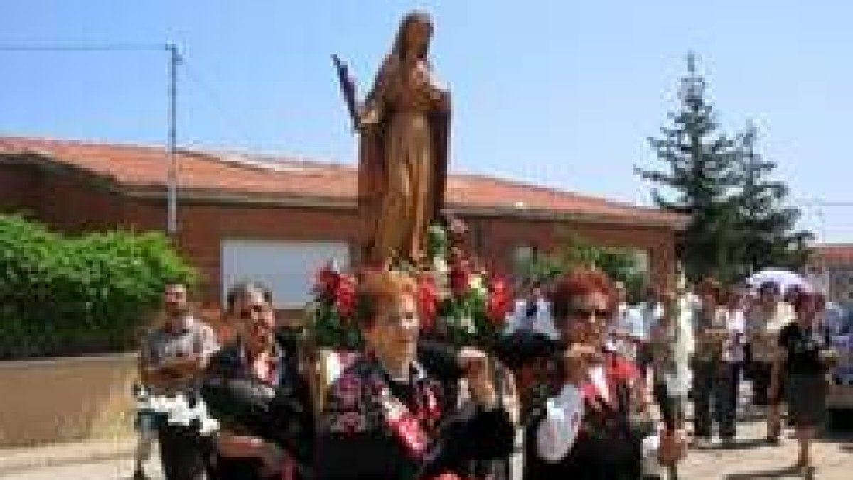 La Virgen de Santa Marina procesiona por las calles del barrio bañezano El Polvorín