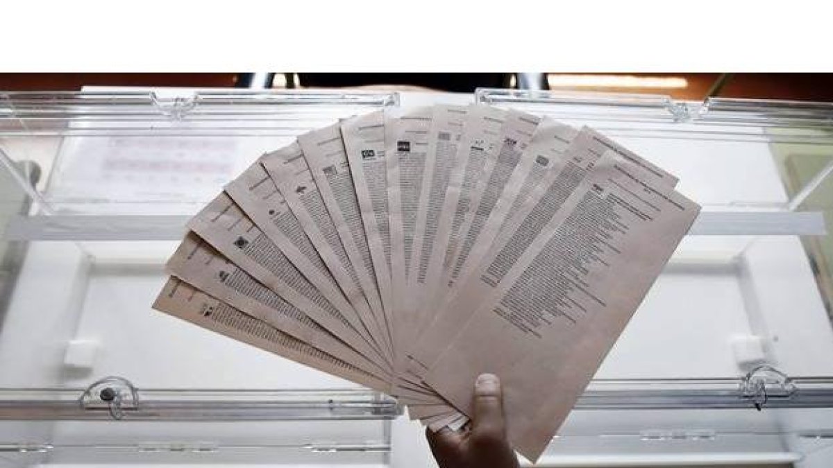 Papeletas listas para las votaciones en un colegio electoral