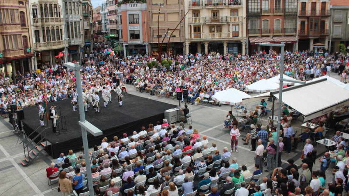 Los bailes regionales abarrotan la plaza Mayor que disfruta al son de los acordes de Zamora y Portugal.