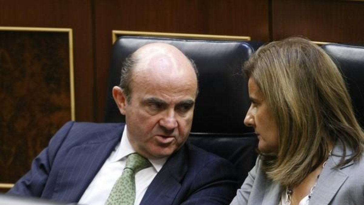 El ministro de Economía, Luis De Guindos, y la ministra de Empleo, Fátima Bañez