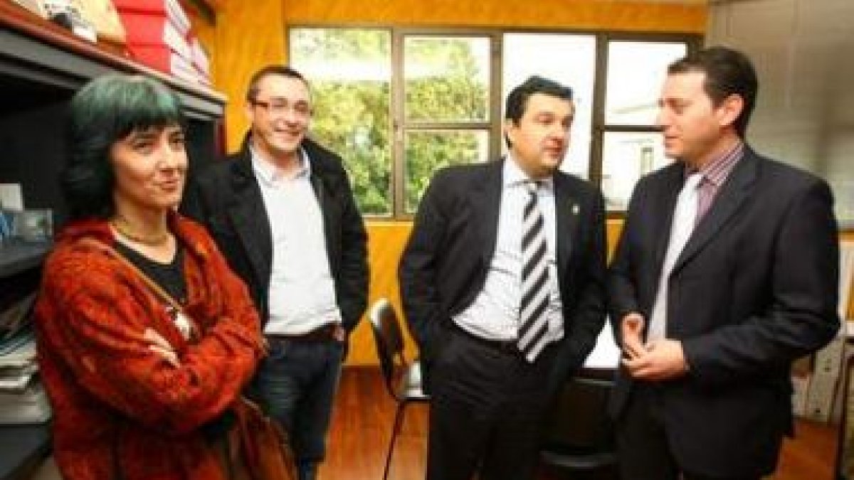 Los concejales de Cacabelos, junto con José Luis Ramón y el alcalde José Manuel Sánchez