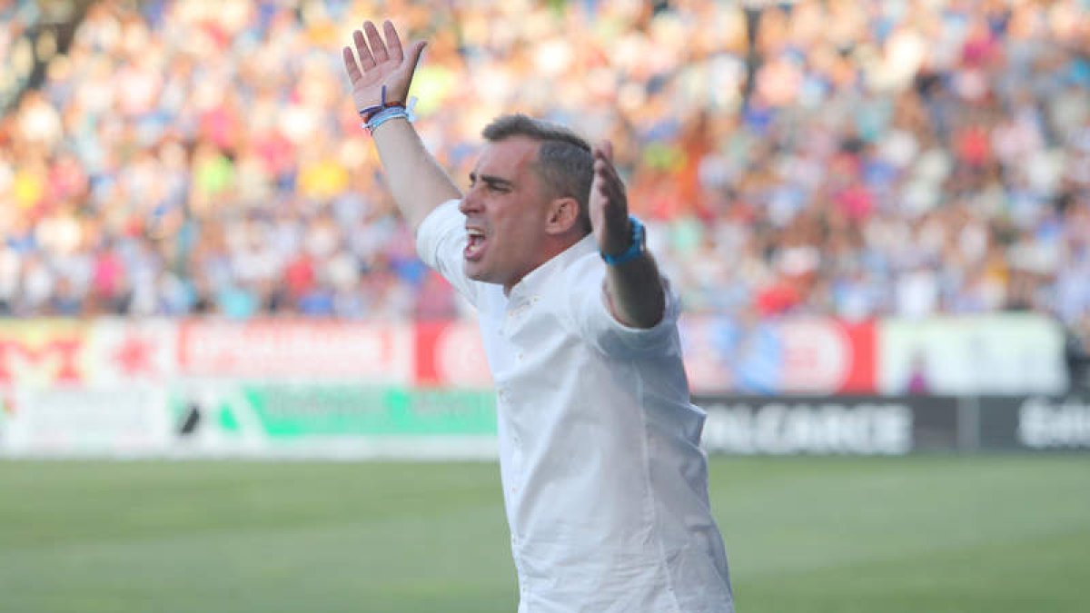 El entrenador de la SD Ponferradina, Jon Pérez Bolo, sigue el partido desde la zona habilitada en su banquillo. L. DE LA MATA/ANA F. BARREDO