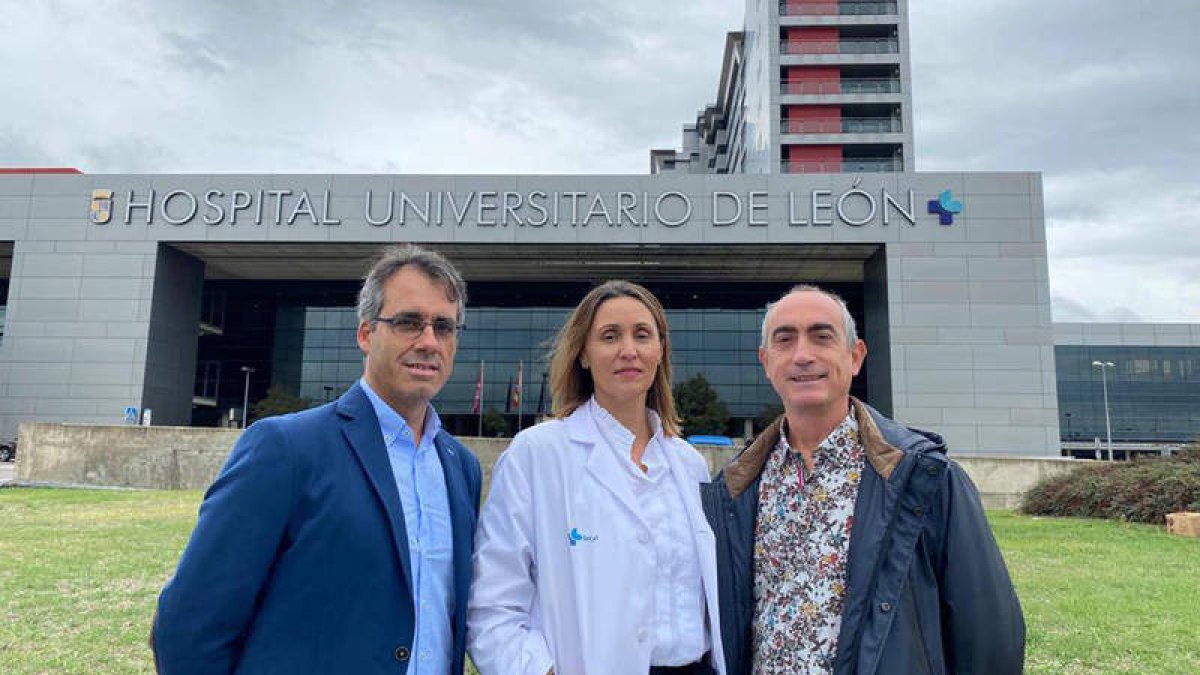 Sergio Sánchez, Julia Vidán y Jesús Seco, delante de la fachada principal del Hospital de León. DL