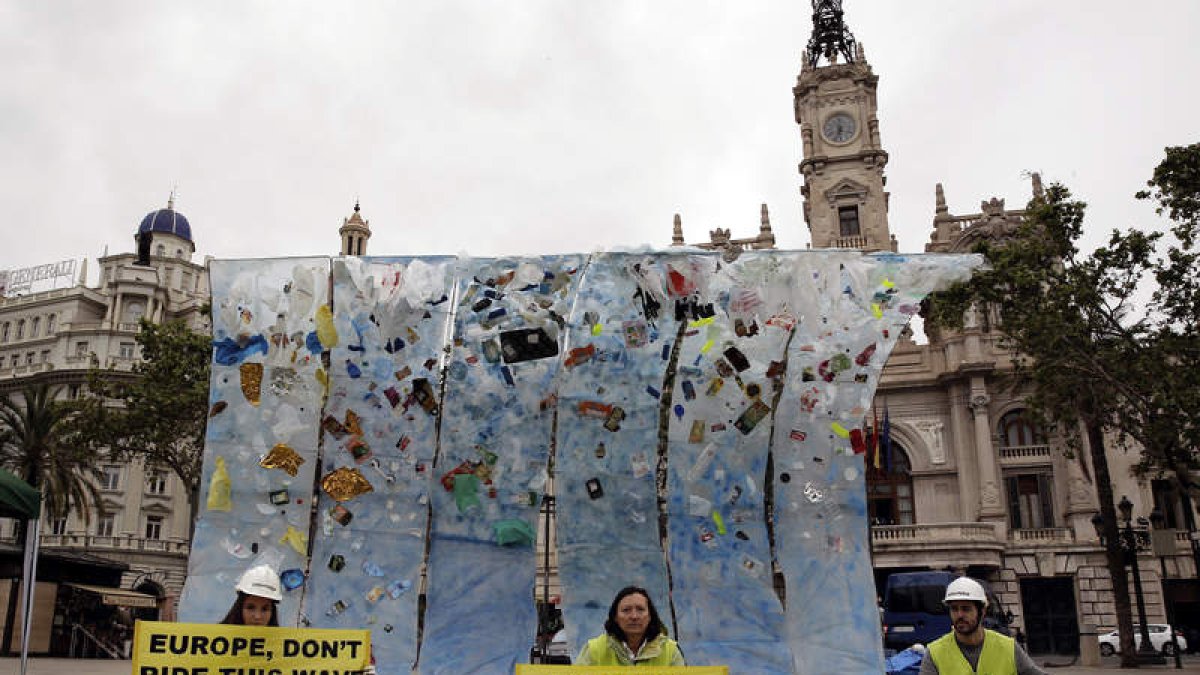 La campaña pretende apoyar iniciativas como la de vender con depósito los envases de bebidas. JUAN CARLOS CÁRDENAS