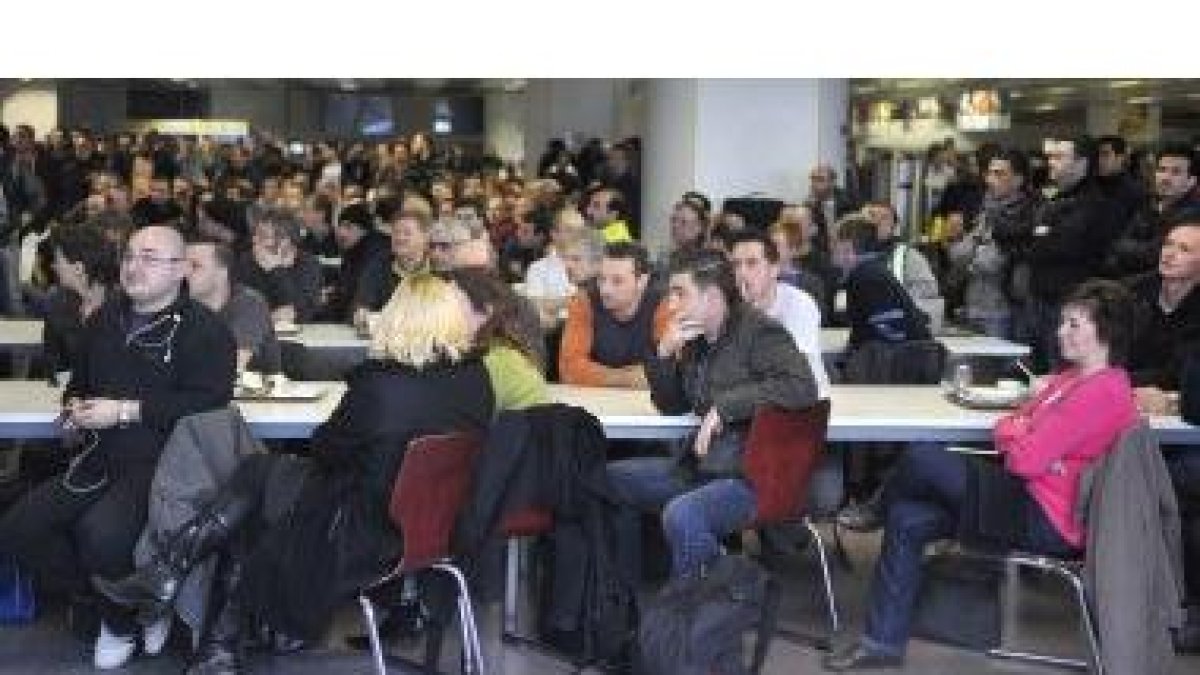 Trabajadores de la planta de Opel de Amberes, reunidas para saber cuál será su futuro.