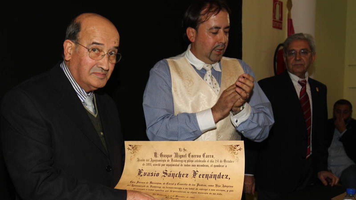 Evaristo Sánchez muestra su título en presencia del alcalde y del cronista oficial.