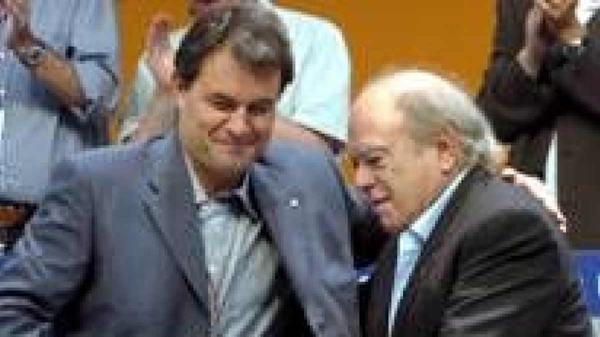 Jordi Pujol y Artur Mas se abrazan tras ser ratificados en sus cargos