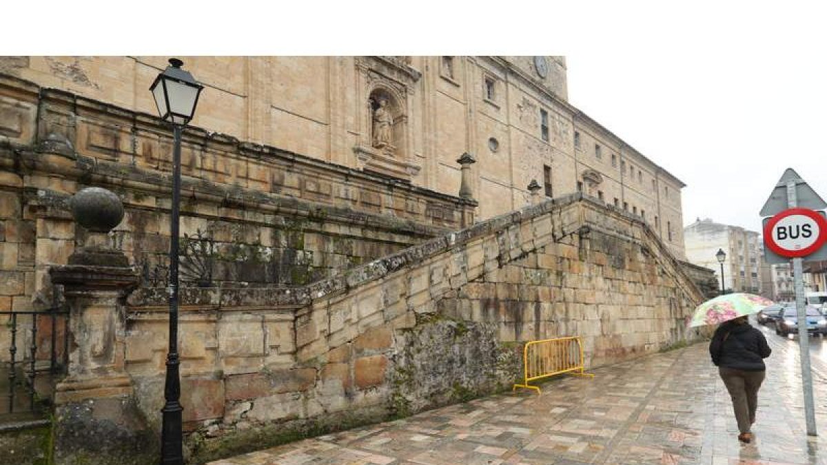 Imagen tomada ayer de la pared del atrio del convento de Santa María la Real, de los Padres Paúles, donde se da el problema. L. DE LA MATA