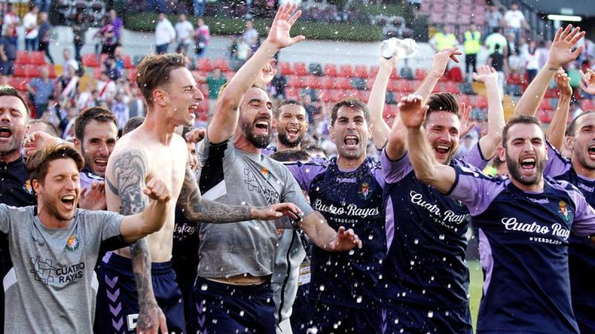 Los futbolistas del Valladolid celebran la salvación. VÍCTOR LERENA