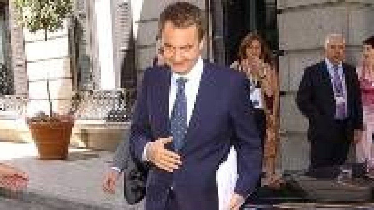 José Luis Rodríguez Zapatero ayer, a su llegada al Congreso