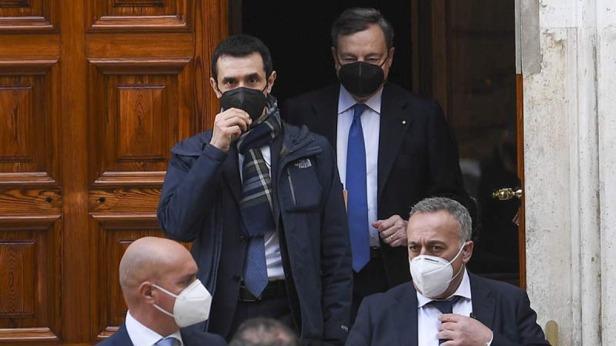 Mario Draghi, a la salida de su residencia. MAURIZZIO BRAMBATTI