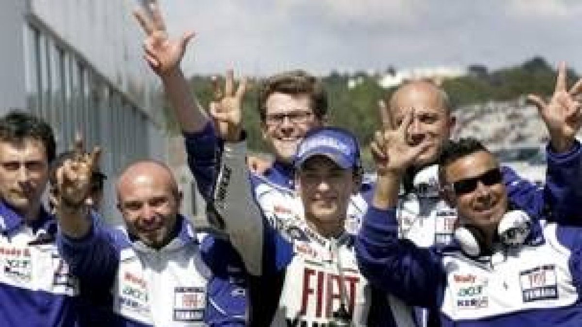 Lorenzo celebra con su equipo la «pole» que logró ayer en Portugal