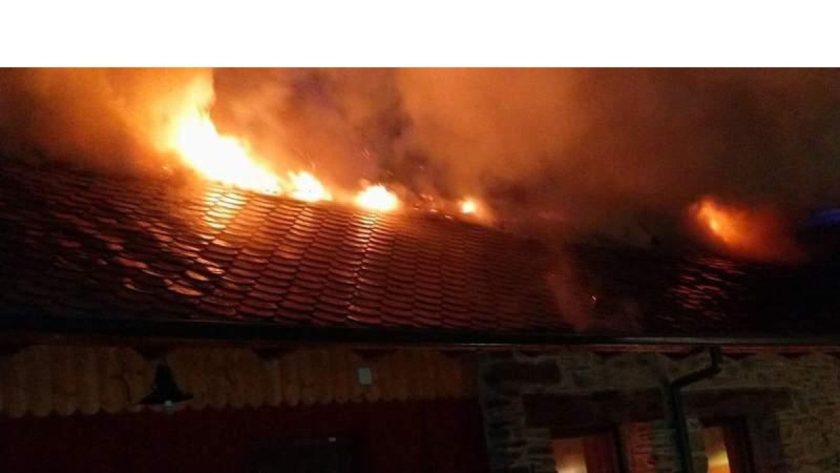 Las llamas arrasan con el tejado de una vivienda en la localidad de Lombillo, en Ponferrada. DL