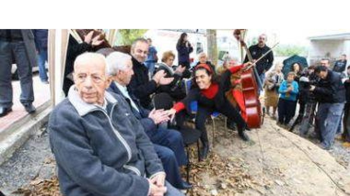 Belén Guerra, hermana del cantautor Pedro Guerra, saluda a Emilio Silva y a su hermano Ramón.