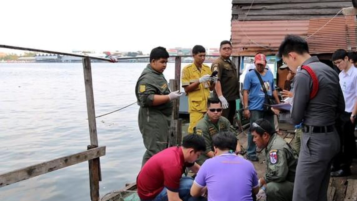 Agentes de policía de Tailandia, junto al lugar del hallazgo del cuerpo del ejecutivo catalán en Bangkok.