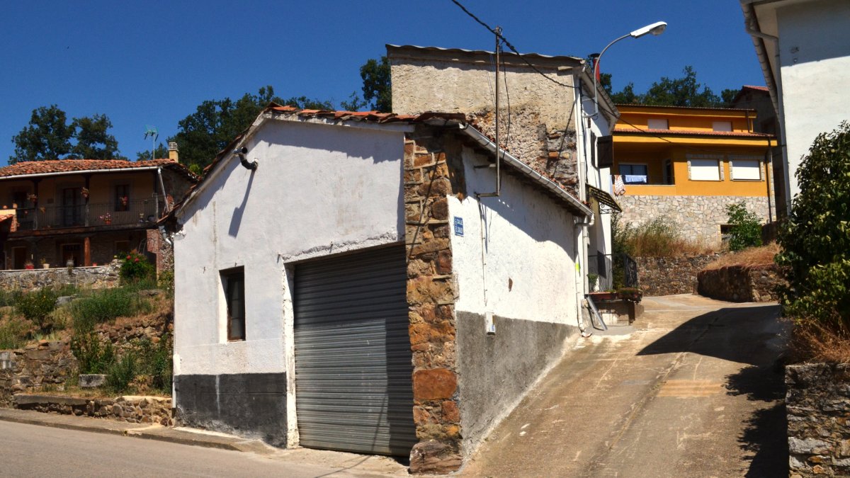 la cochera tiene la entrada por la calle San Pedro, de Sabero. La placa, en el lateral, es la calle El Canalón.