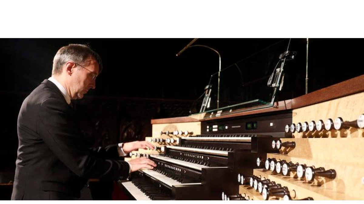 Olivier Latry, organista de la catedral de Notre Dame, durante el recital que dio el año pasado en el Festival de Órgano de León. FERNANDO OTERO