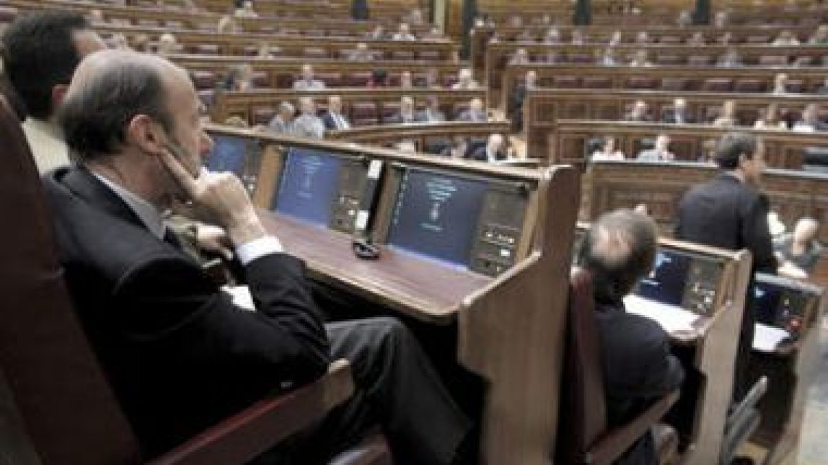 Rubalcaba, desde su nuevo escaño, sigue la intervencióin de Zapatero en el Congreso.