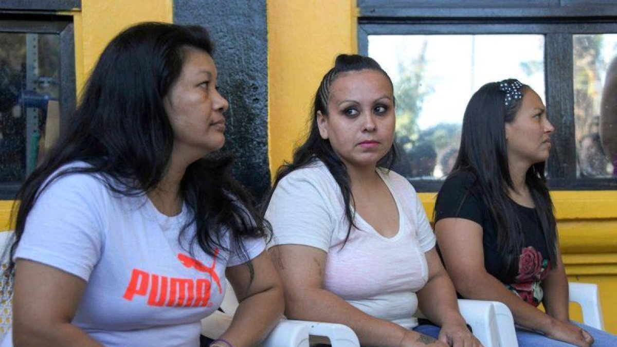 Tres mujeres liberadas de prisión en El Salvador condenadas por abortar.