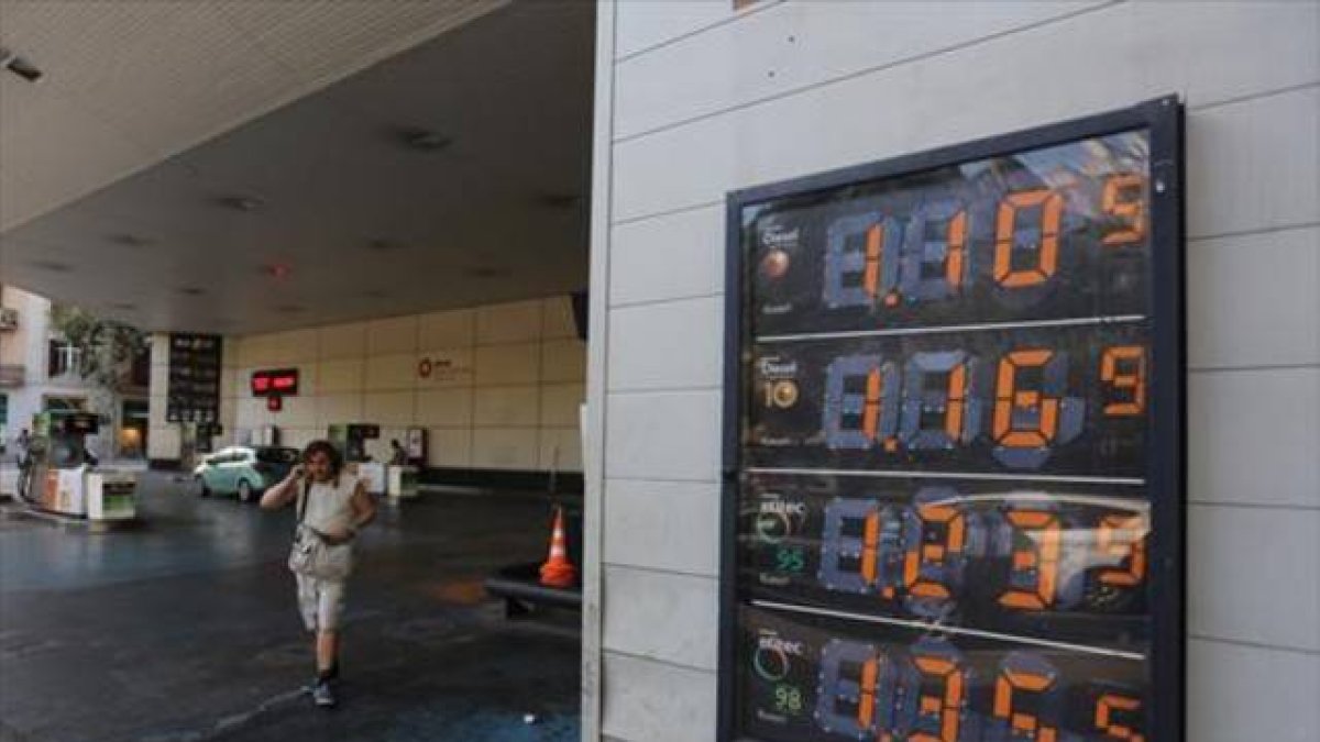 Precios de los carburantes expuestos en una gasolinera de Barcelona.