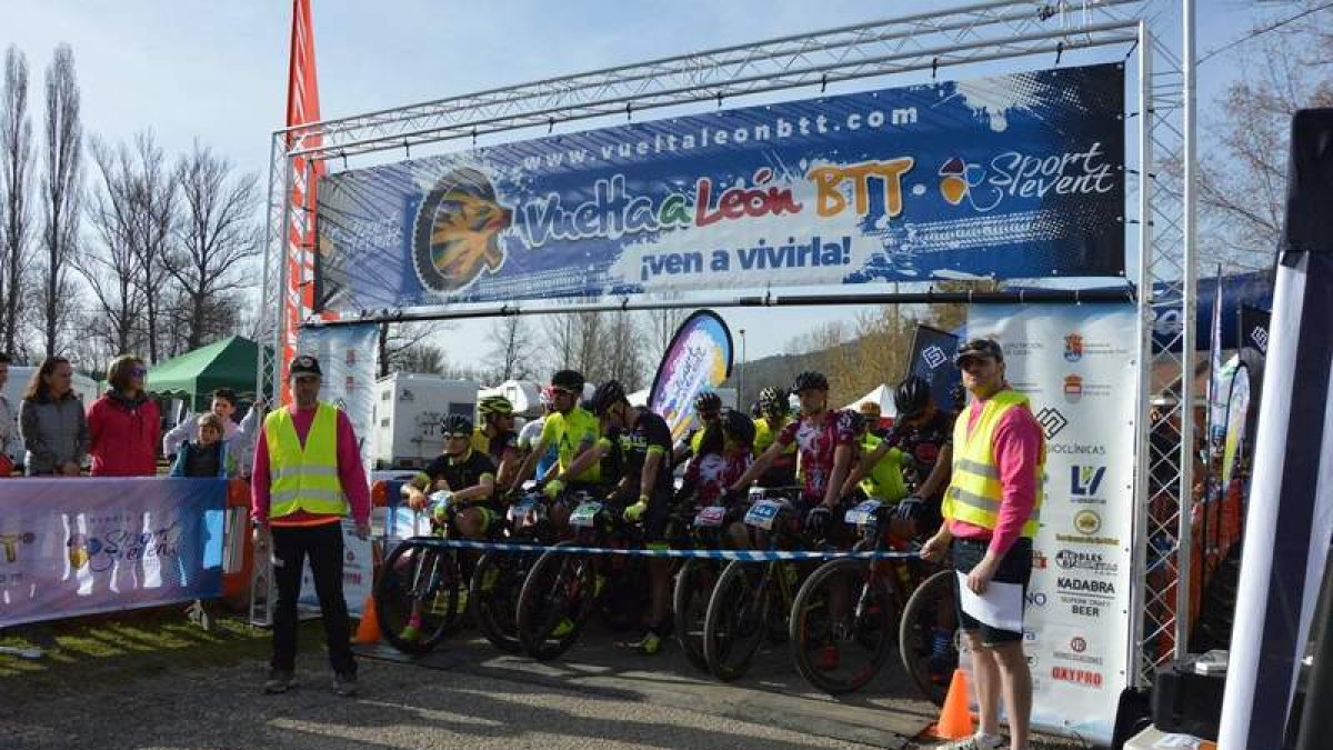 La segunda etapa de la Vuelta BTT a León, que contó con hasta tres puertos de montaña, tuvo salida y llegada en Matallana de Torío. DL