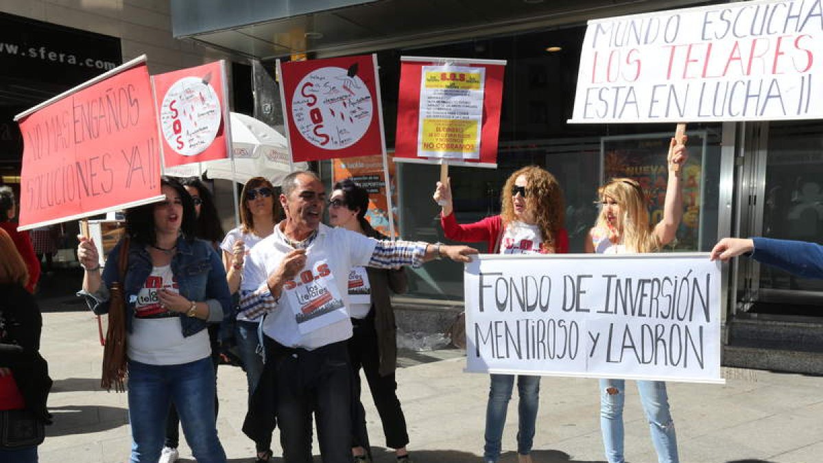 Los empleados de Los Telares en Ponferrada protestaron en 2015 por el impago de salarios. DE LA MATA