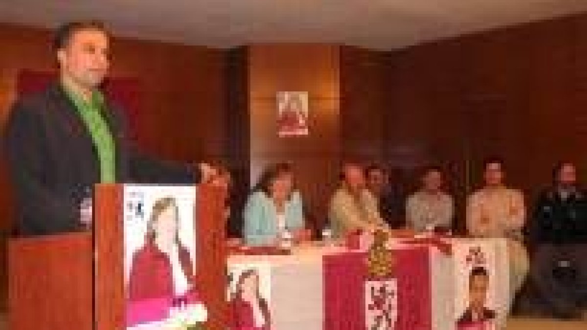 Otero señala a la candidata de UPL en Santa María del Páramo, muy sonriente
