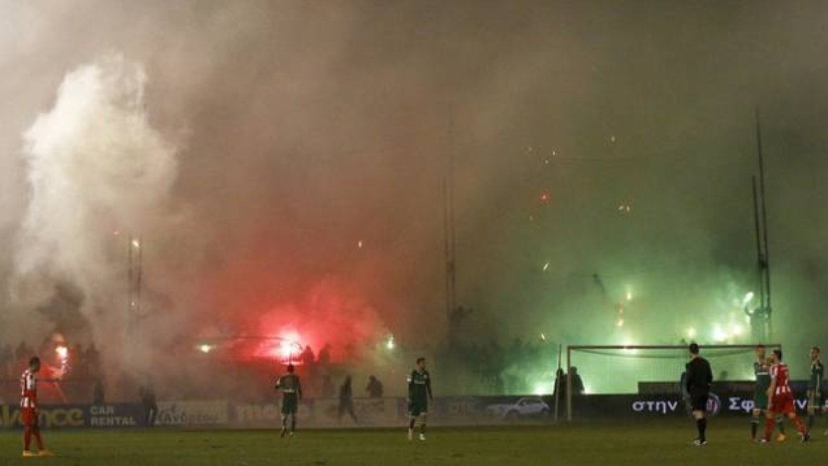 Aspecto del Apostolos Nikolaidis Stadium, el domingo pasado, durante el derbi entre el Panathinaikos y el Olympiacos.