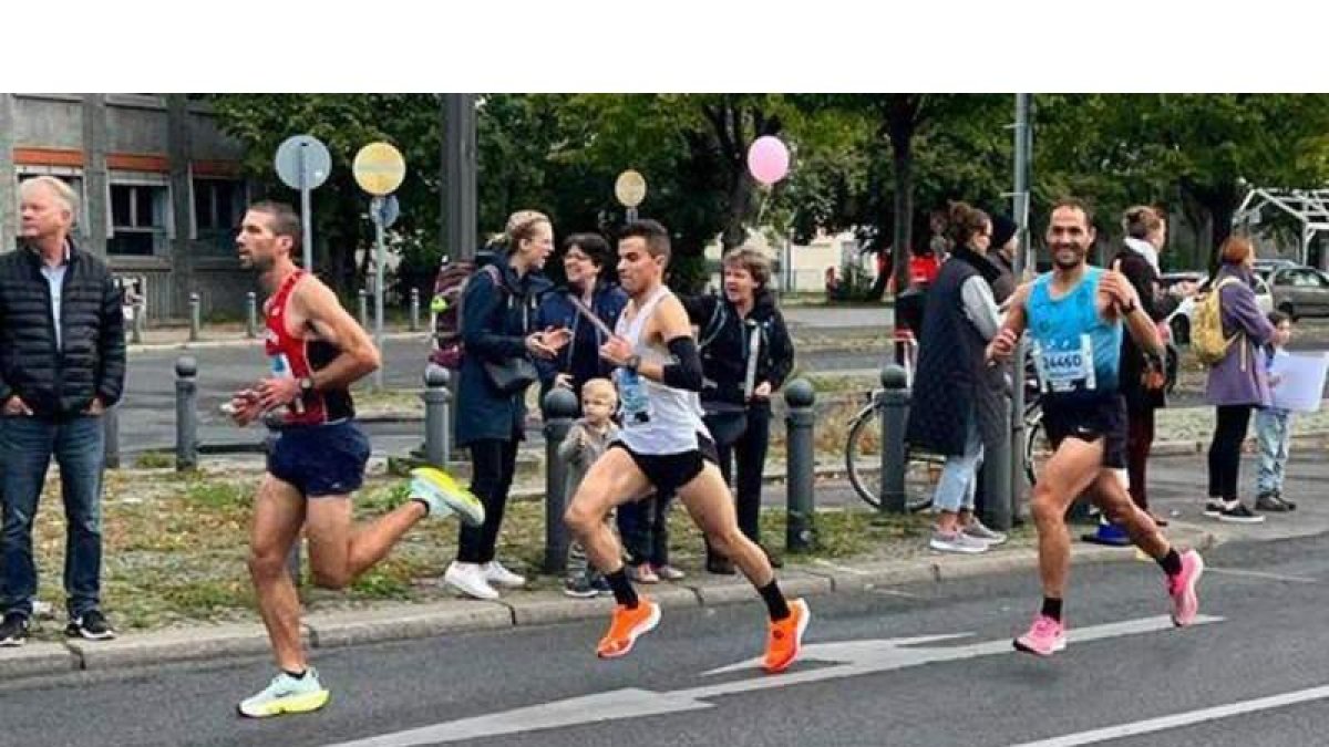 Álex Martínez en un momento de la Maratón de Berlín. DL