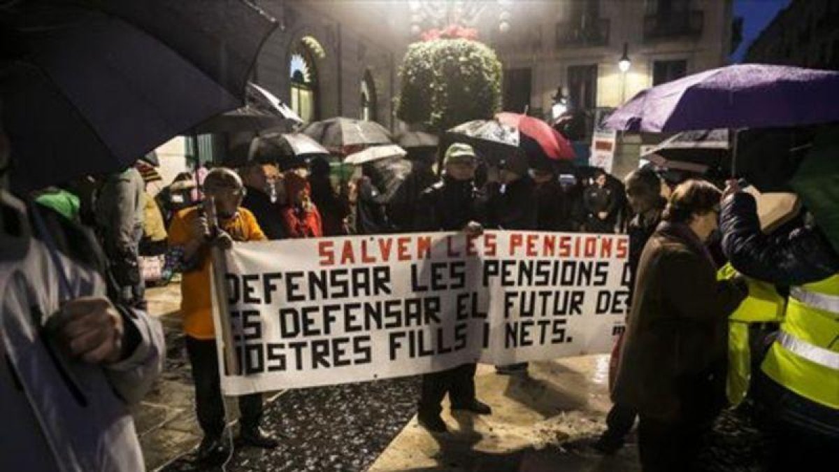 Protesta de pensionistas en la plaza de Sant Jaume de Barcelona.