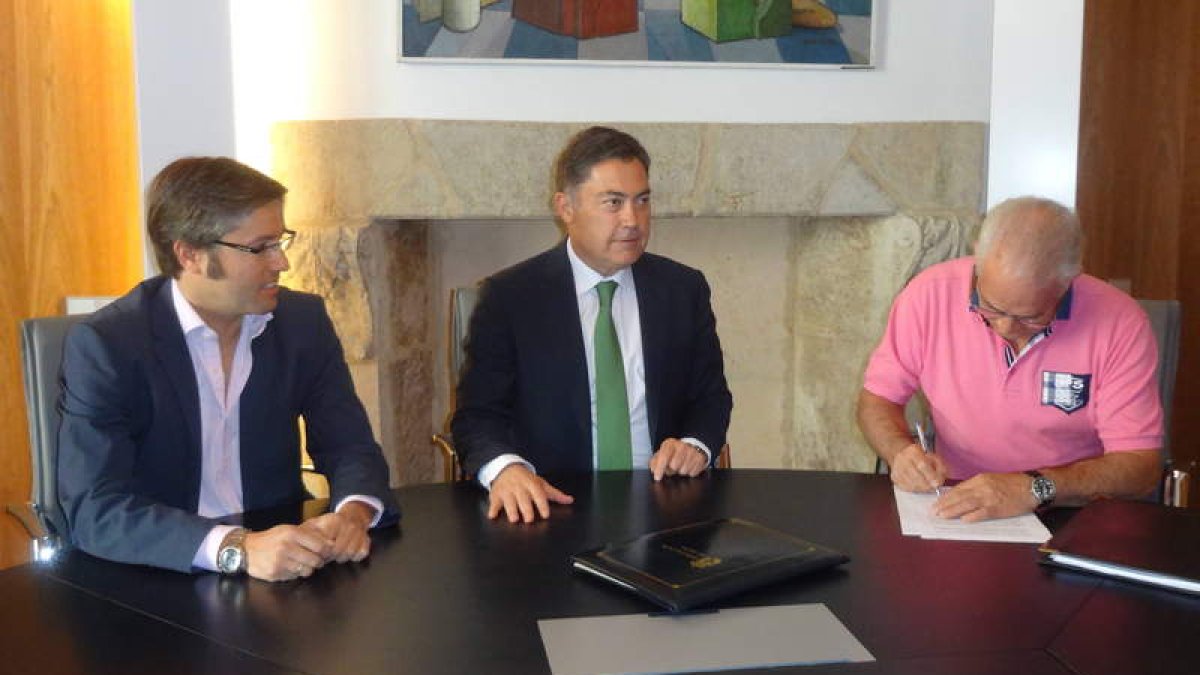 Marcos Martínez Barazón entre Emilio Orejas y Carlos González en la firma del convenio.
