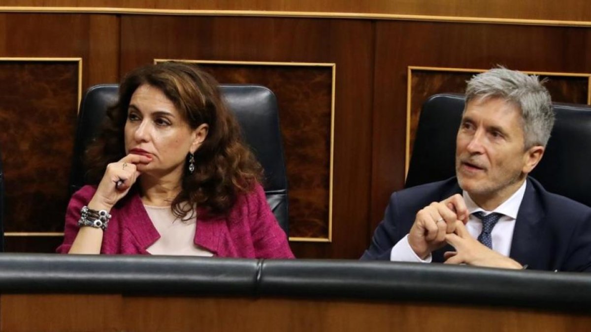 La ministra de Hacienda, María Jesús Montero, junto al ministro de Interior, Fernando Grande Marlaska, en el pleno del Congreso.