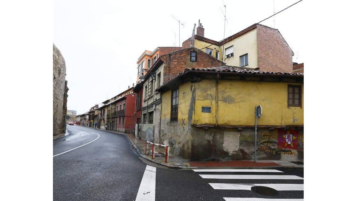 Esta casa pintada de amarillo es, previsiblemente, la más antigua de León. Situada frente a la muralla, se remonta a finales del siglo XV o principios del XVI