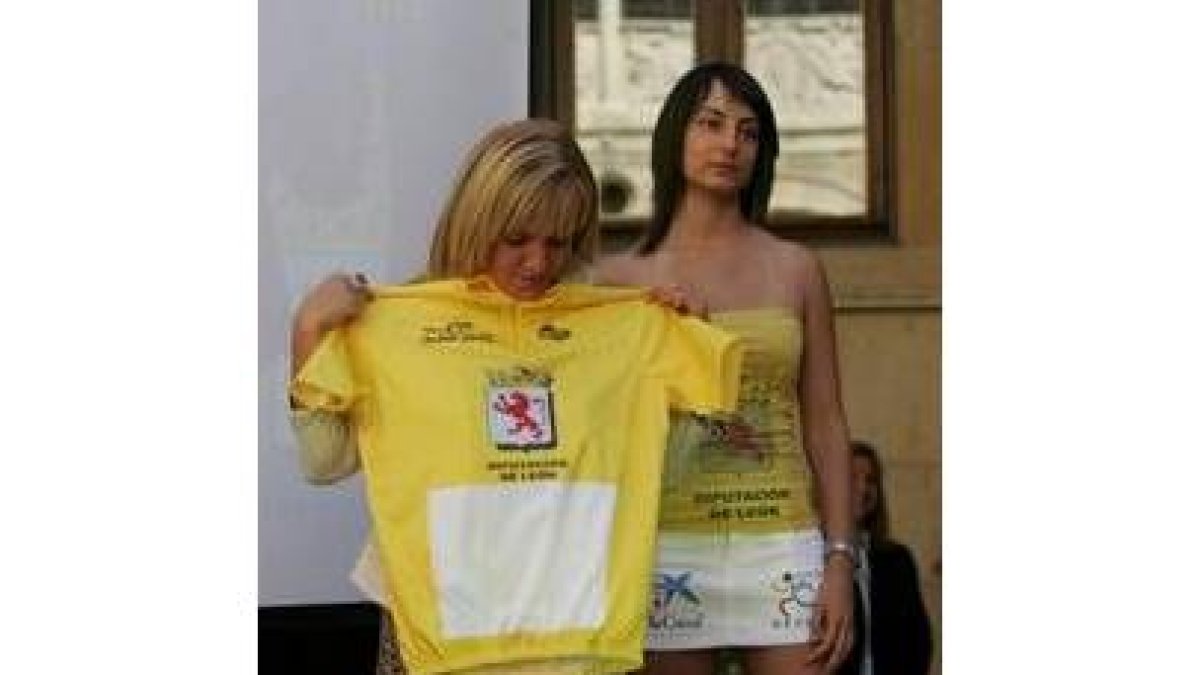 Isabel Carrasco posa con el maillot amarillo que llevará el líder