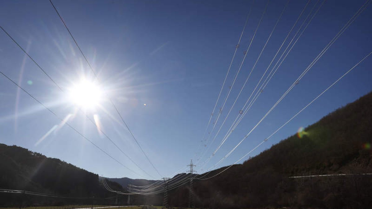 Tendidos eléctricos que atraviesan el municipio de Valdehuesa, en la provincia de León. JESÚS F. SALVADORES