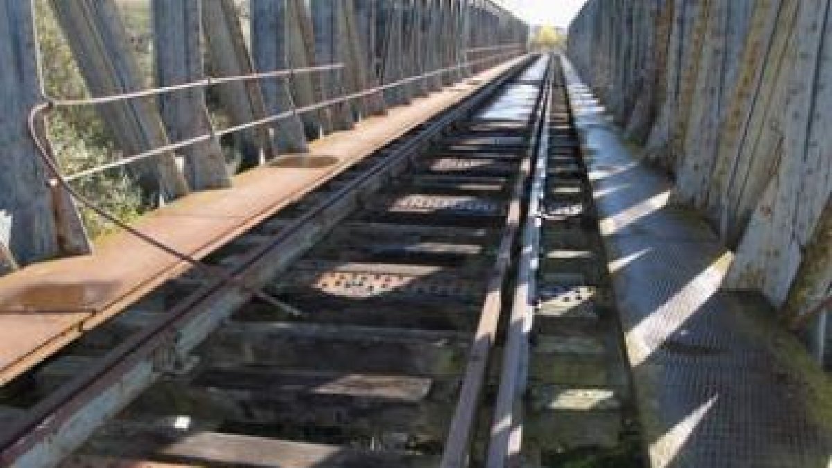Vista de un puente del tendido ferroviario sobre el Órbigo, en el término municipal de Cebrones del