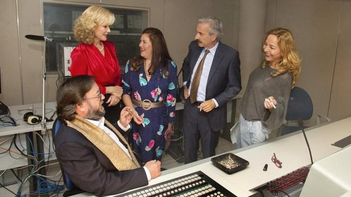 Imanol Arias (en el centro) durante la grabación del episodio de 'Cuéntame...' dedicado a 'Un, dos, tres...'.