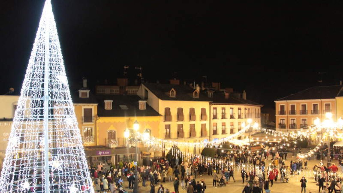 Encendido de las luces y la decoración navideña en la plaza del Ayuntamiento. DL