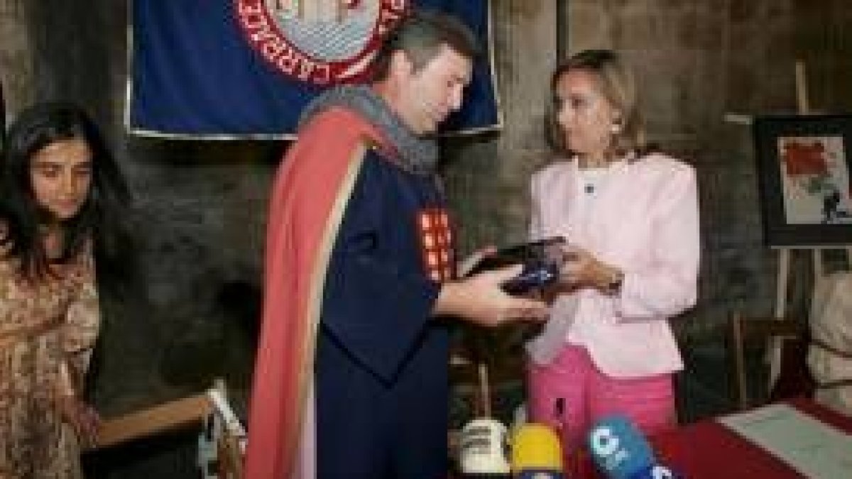En el centro, el alcalde de Carracedelo entrega una placa a la esposa de Tino Gatagán
