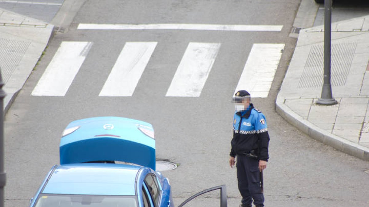 Un agente de la Policía Local de León en un control, registra un maletero. GONZÁLEZ GONZÁLEZ