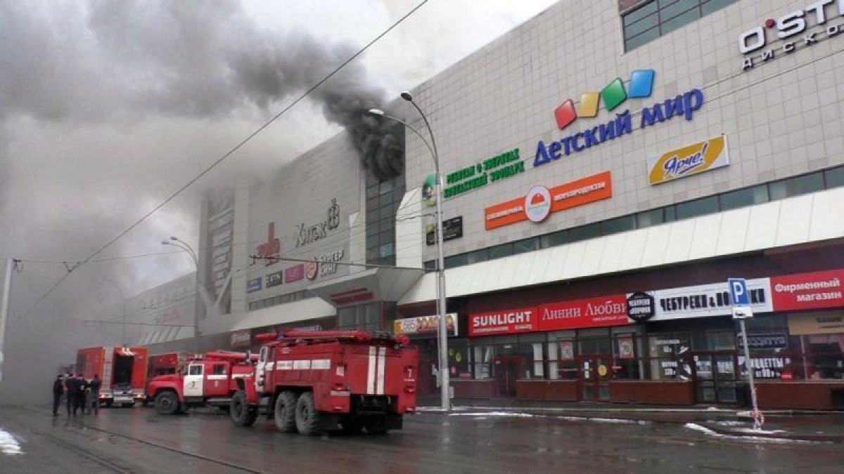 Las llamas se han apoderado del centro comercial de Kemerovo (Siberia), causando más de un centenar de muertos.