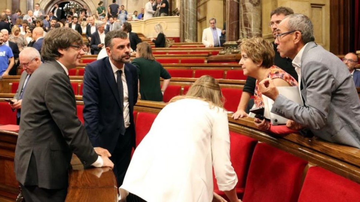 Joan Coscubiela expresa sus quejas al president Carles Puigdemont en el hemiciclo del Parlament.