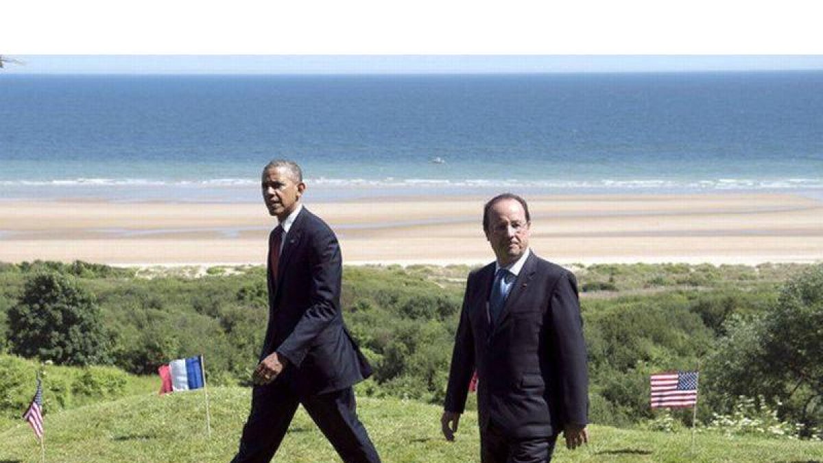 Barack Obama y François Hollande, en el cementerio de EEUU, este viernes en Colleville-sur-mer.