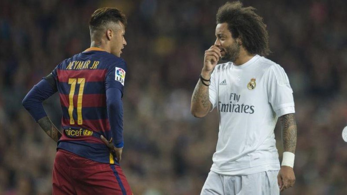 Marcelo habla con Neymar en el último clásico del Camp Nou.