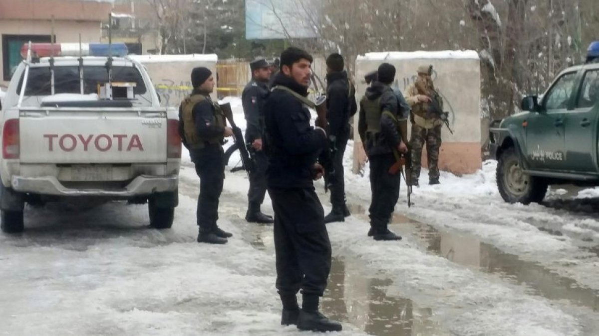 Policías afganos junto al lugar del atentado en Kabul.